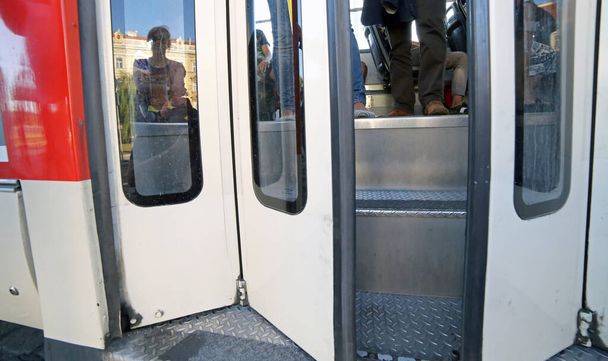 Das Schließen oder Öffnen von Bustüren des öffentlichen Verkehrs und die damit reisenden Menschen - Foto, Bild