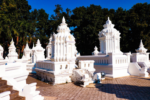 Territorium en architectuur van de tempel in Chiang Mai, Thailand  - Foto, afbeelding