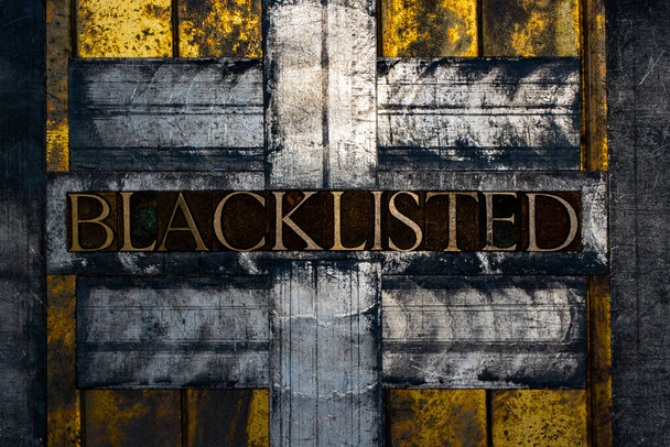 Texto en lista negra formado con letras tipográficas auténticas reales sobre fondo de cobre grunge plateado texturizado vintage y fondo dorado - Foto, imagen