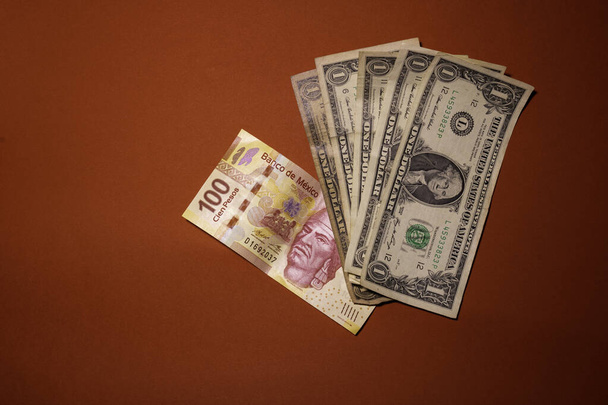 A batalha entre o dólar americano e o peso mexicano
 - Foto, Imagem
