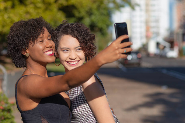 Friends taking a selfie during outing. - Foto, imagen