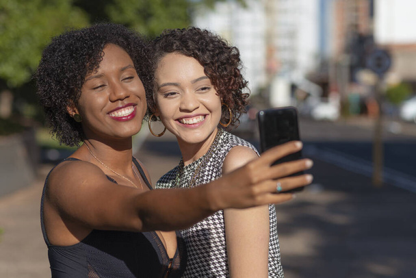 Amigos fazendo uma selfie durante o city tour
. - Foto, Imagem