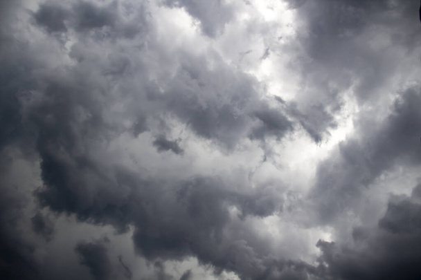 Een prachtige stormachtige lucht met wolken. De donkere zware onweersbui vertroebelt voor de regen. Dramatische wolkenkrabbers. - Foto, afbeelding