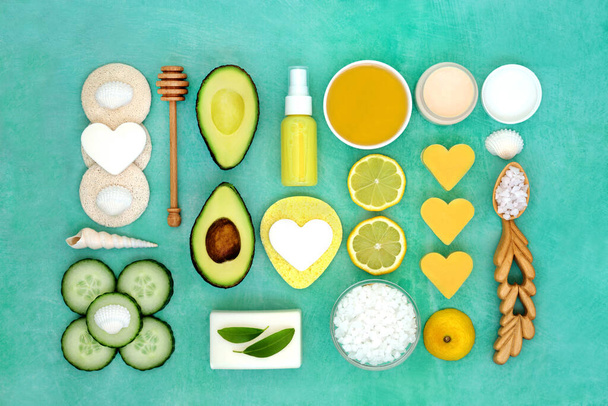 Skincare öregedés elleni kozmetikai kezelés citrom, uborka és avokádó, spa hidratáló, ex lombozat és tisztító termékek. Lapos feküdt foltos zöld háttér.  - Fotó, kép