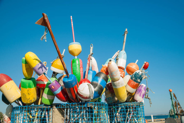 Колекція барвистих риболовних або омарів на пристані в Провінсетауні (штат Массачусетс, США).. - Фото, зображення