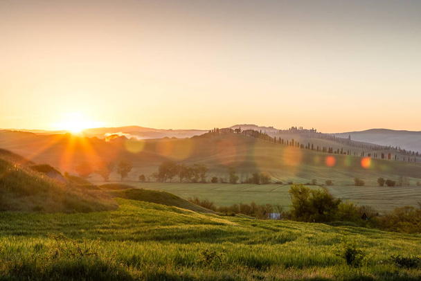 Sunrise over beautiful country közel Siena, Toszkána, Olaszország - Fotó, kép