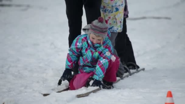 ahşap kayaklar üzerinde yürümek için ailesine katılmak çocuk ayağa kalkar - Video, Çekim
