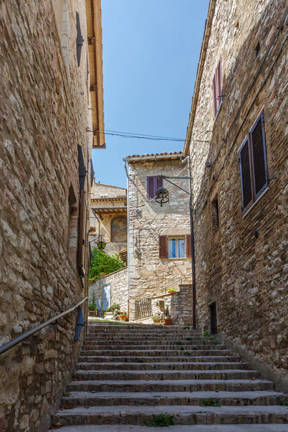 Улица Куайнт в Ассизи, Умбрия, Италия
 - Фото, изображение