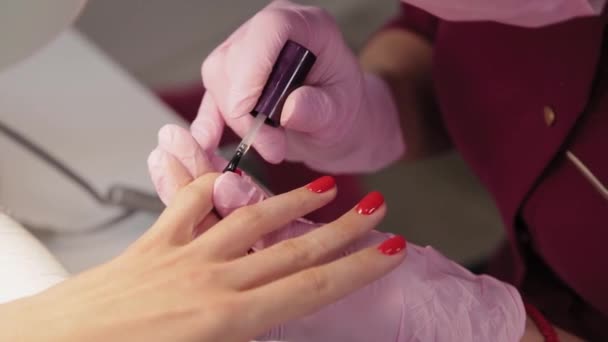 Manucure polit les ongles avec un client dans un salon de beauté. - Séquence, vidéo