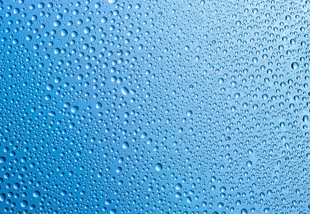 Υπόβαθρο σταγόνων νερού σε βαθμονομημένη μπλε επιφάνεια. - Φωτογραφία, εικόνα