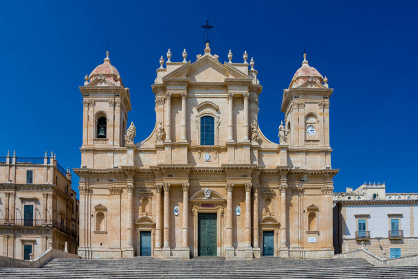Catedral de San Nicola di Mira, no centro de Noto, Sicília. Em 2002, declarou Património Mundial da UNESCO.
 - Foto, Imagem