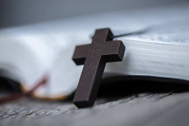 Cross on Bible on wooden table backgroun - Foto, Imagen