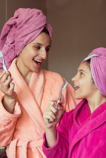 Mamma e figlia lavarsi i denti - Foto, immagini