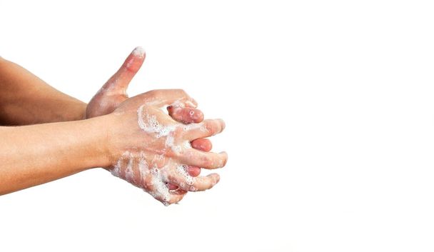 Молодий чоловік миє руки з милом, крупним планом деталі на мильних бульбашках, ізольовані на білому, простір для тексту справа. Може використовуватися під час запобігання спалаху коронавірусу
 - Фото, зображення