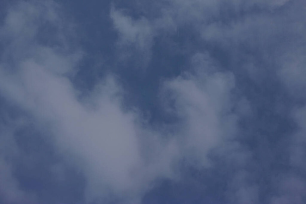 bewolkt weer in de lucht - Foto, afbeelding