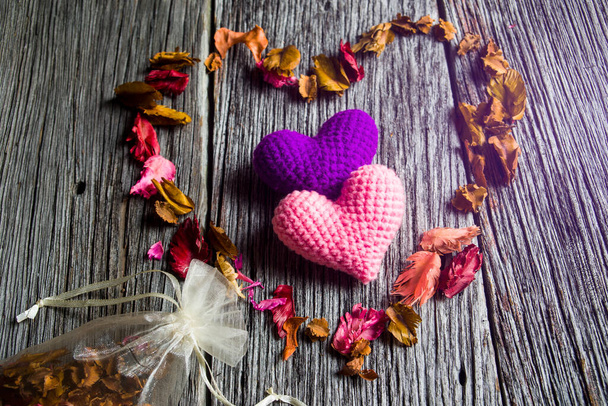 Καρδιά της αγάπης μέσα σε στεγνά φύλλα σε παλιό ξύλινο φόντο - Φωτογραφία, εικόνα