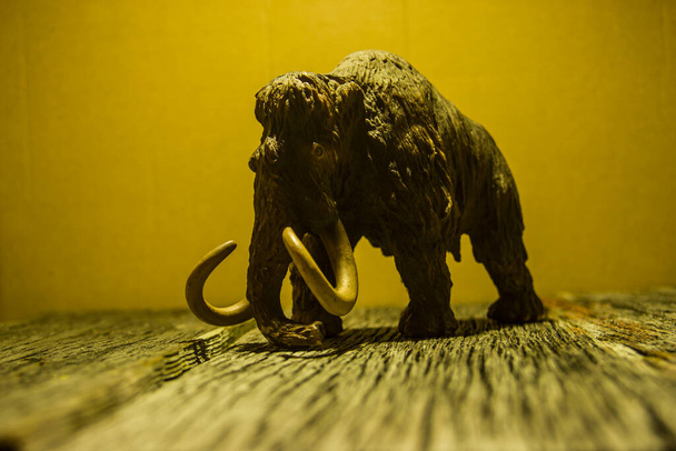 Todavía de estatua de mamut
  - Foto, imagen
