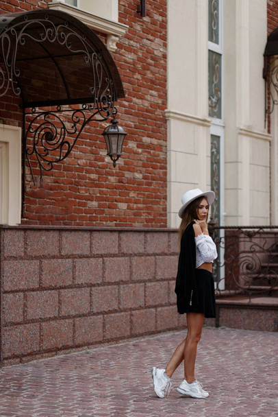 Chica bronceada pasea por la ciudad en ropa de verano
 - Foto, Imagen