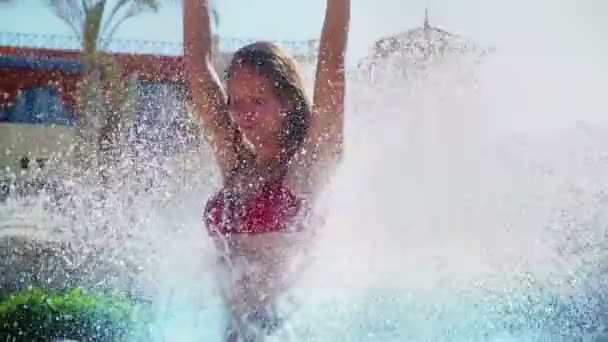 滝の噴水で水滴の下の少女のスローモーション - 映像、動画