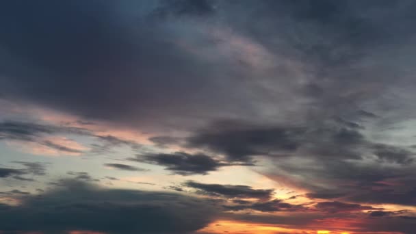 Dramatická krajina západu slunce. Soumrak. Krásná zamračená obloha ozařuje oranžové, červené a žlutožehavé barvy. Hladká pánev pravá technika, 4k - Záběry, video