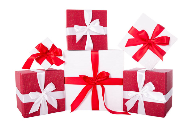 Narozeniny nebo vánoční koncept - červené a bílé dárkové krabice izolované na bílém pozadí - Fotografie, Obrázek
