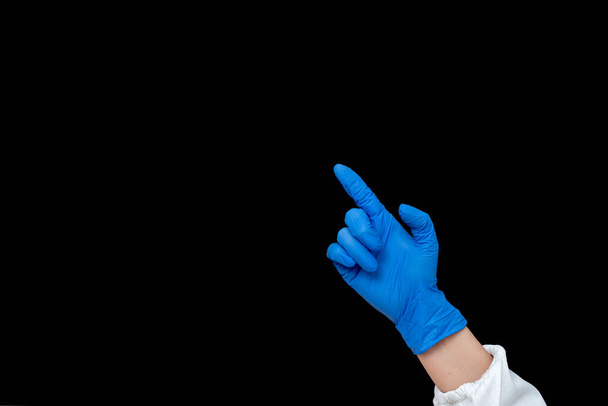 Людина в медичних рукавичках хірургічна маска тримає барвисті порожні наклейки паперові аксесуари Сучасний смартфон
 - Фото, зображення