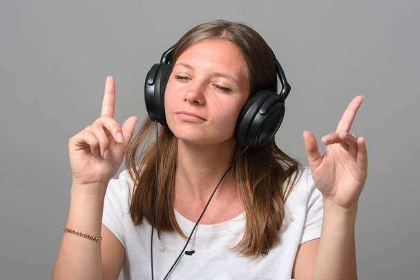 Retrato de uma menina ouvindo música em fones de ouvido
 - Foto, Imagem