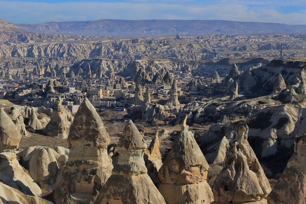Η μαγευτική κοιλάδα της Καππαδοκίας με τη βραχώδη δομή της που σχηματίζεται από ηφαιστειακές τούφες. Nevsehir, Τουρκία - Φωτογραφία, εικόνα