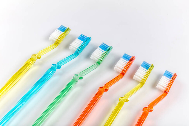 cepillo de dientes aislado sobre un fondo blanco - Foto, Imagen