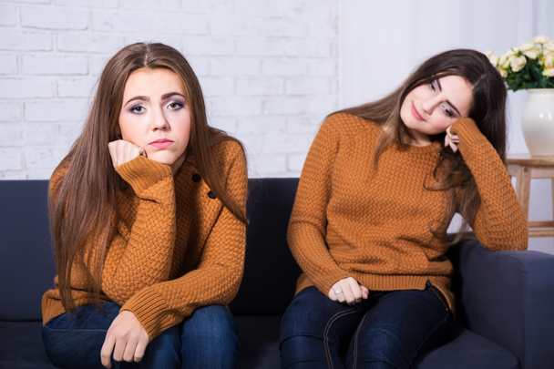 дружба, конфликт или скука - две грустные девушки после ссоры
 - Фото, изображение