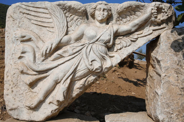 Πέτρινο ανάγλυφο της θεάς της νίκης Νίκης στην αρχαία πόλη της Εφέσου. - Φωτογραφία, εικόνα