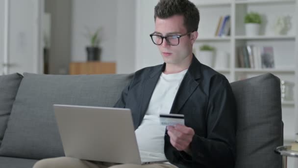 Successo di pagamento online sul computer portatile per designer a casa  - Filmati, video