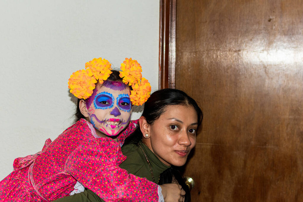 портрет девушки и ее матери с макияжем Катрины
 - Фото, изображение