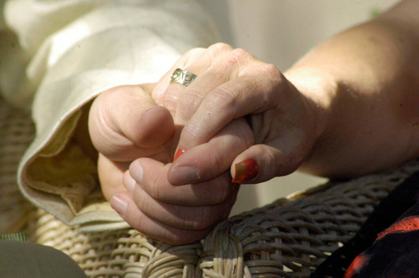 kaksi ihmistä kädestä, symboli tuttuudesta ja kiintymyksestä - Valokuva, kuva