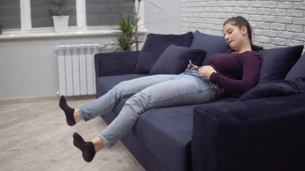 Overweight woman pulling up tight jeans fat waist with small jeans - Záběry, video