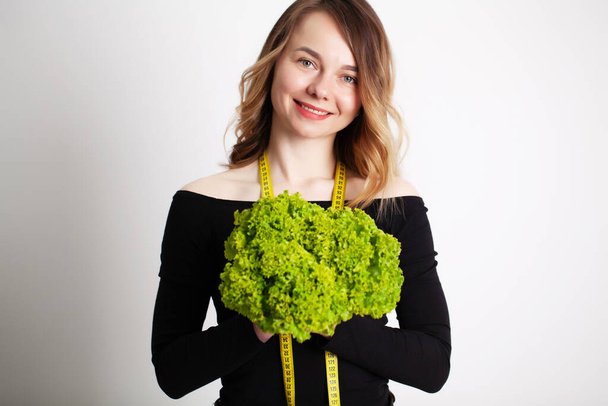 緑のブロッコリーを持っている若い女性,体重を減らすための健康的な方法 - 写真・画像