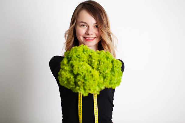 緑のブロッコリーを持っている若い女性,体重を減らすための健康的な方法 - 写真・画像