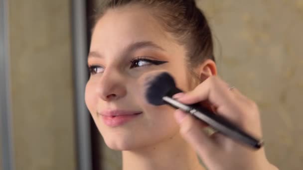 Maquiagem artista colocar blush no rosto modelo, escova de visagem, salão de beleza rosto de perto
 - Filmagem, Vídeo