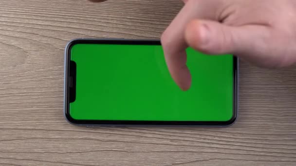 Yeşil ekran maketi olan akıllı telefon kaydırma hareketi el hareketini kapat - Video, Çekim