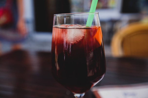 Cup of Sangria - traditional alcoholic beverage with red wine and chopped fruit served in the streets of Alicante, Valencia, Spai - Foto, Imagen