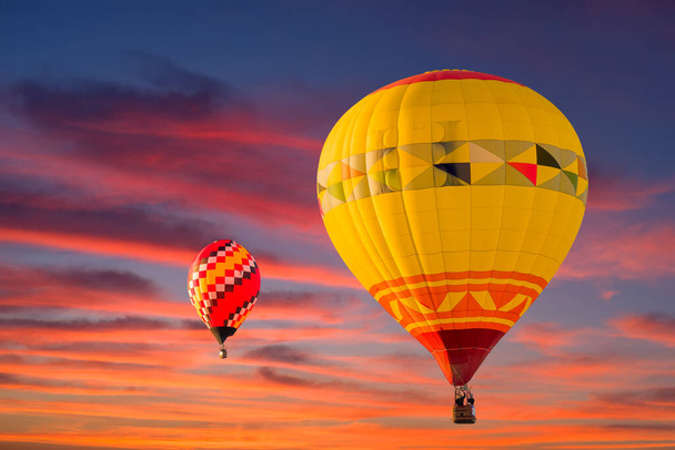 Globos de aire caliente coloridos en vuelo iluminados por la impresionante luz de la mañana
 - Foto, Imagen