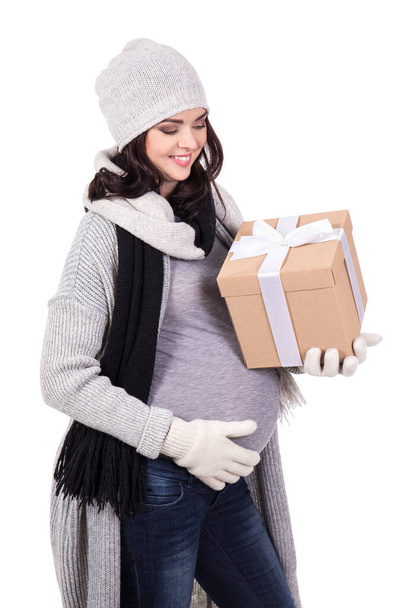 hermosa mujer embarazada en ropa de invierno caliente con caja de regalo aislado sobre fondo blanco
 - Foto, imagen