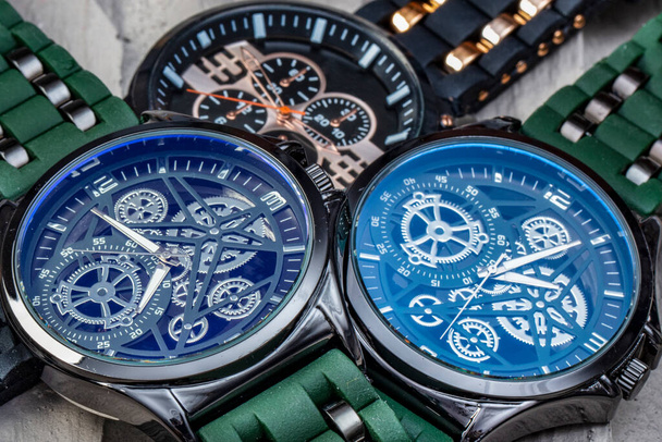 Крупный план военных или полевых наручных часов, роскошные автоматические наручные часы для мужчин
 - Фото, изображение