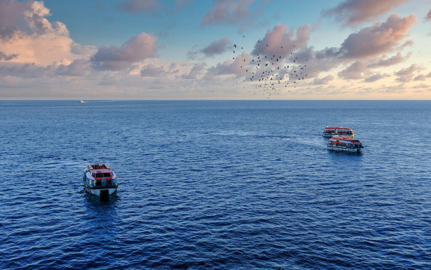 Barche di salvataggio al mattino presto LIght - Foto, immagini