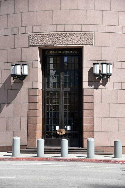Los Angeles, CA / USA - 10. toukokuuta 2020: Sisäänkäynti Federal Reserve Bank rakennukseen Los Angelesin keskustassa - Valokuva, kuva
