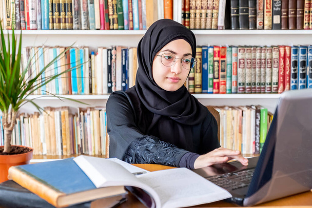 Arabska muzułmanka używająca laptopa do spotkań online i nauki - Zdjęcie, obraz