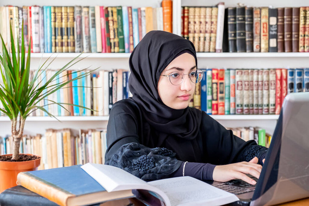Arabská muslimka pomocí notebooku pro online schůzky a studium - Fotografie, Obrázek