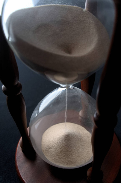 Уникальная перспектива с видом на песочные часы, с естественным освещением - Фото, изображение