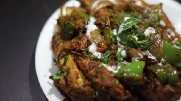 Σπιτικά desi στυλ ινδικό κοτόπουλο σε kadhai με λάδι, κρέμα γάλακτος, τζίντζερ, τυρόπηγμα και άλλα λαχανικά. - Πλάνα, βίντεο