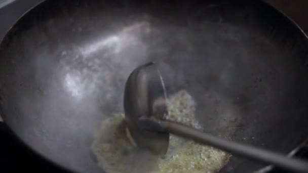 Schmelzen von Butter auf einer indischen Pfanne oder Kadhai.  - Filmmaterial, Video